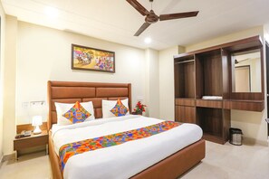 Egyptian cotton sheets, premium bedding, in-room safe - FabHotel Nirvana Residency (New Delhi)