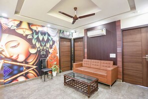 Coin salon dans le hall