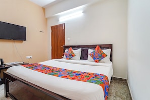 Egyptian cotton sheets, premium bedding, in-room safe - Fabhotel Sv Home Stay (Tirupati)