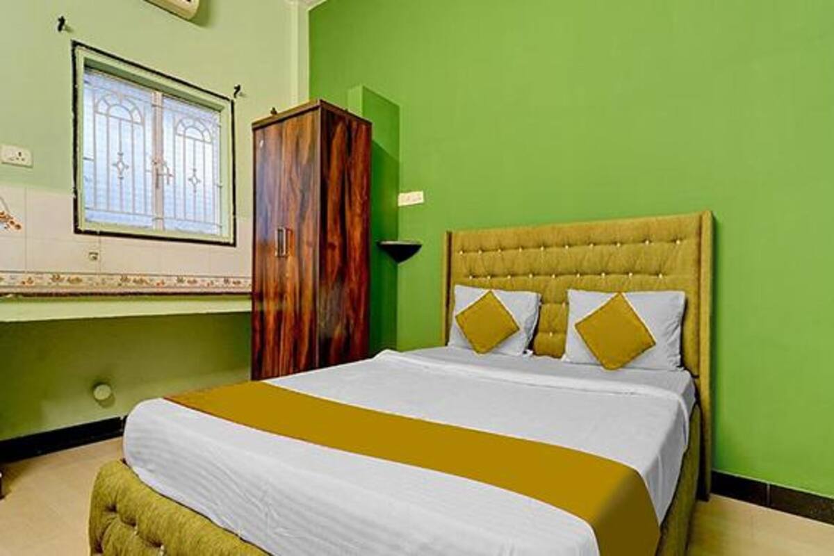 Una habitació amb un llit, un armari i una finestra.