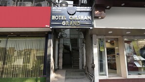 La entrada al Hotel Gulshan Grand, con una escalera visible que conduce al segundo piso.