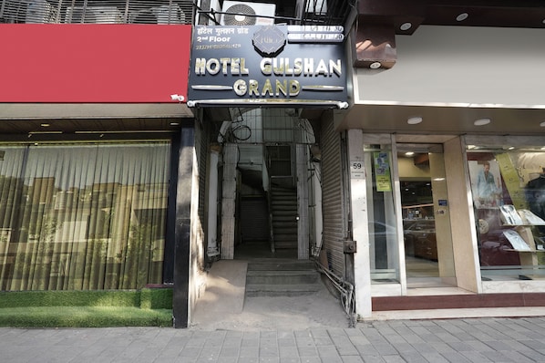 La entrada al Hotel Gulshan Grand, con una escalera visible que conduce al segundo piso.