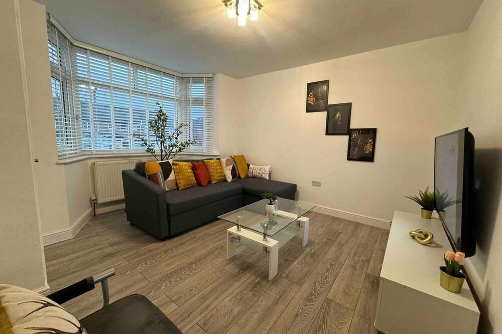 3-bed Home, Sleeps 8, Ideal for Large Groups - Belbroughton