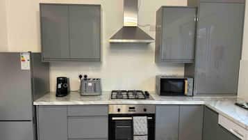 Maison | Cuisine privée | Réfrigérateur, micro-ondes, four, plaque de cuisson