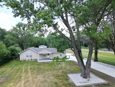 Cozy place in country settings,  only 5 min from ND. No parties allowed however.