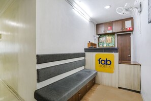 Reception - Fabhotel Angeethi (Chhatrapati Sambhajinagar)