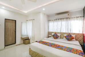 Egyptian cotton sheets, premium bedding, in-room safe, free WiFi - Fabhotel Angeethi (Chhatrapati Sambhajinagar)