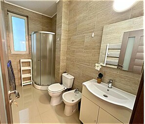 Secadora de cabello, toallas, jabón, papel de baño 