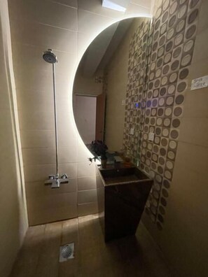 Dusj, designertoalettartikler, tøfler og håndklær