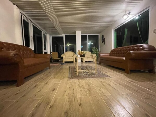 Lobby sitting area - The Generals Inn (Bhurban)