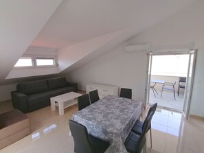 Leilighet, 2 soverom, balkong, hageutsikt | Spiseområde