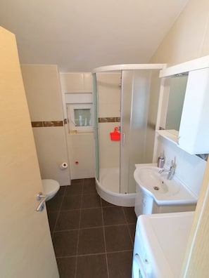 A bathroom with a glass-enclosed shower, a toilet, and a sink. - Cozy Sea View Apartments Cora 2 (Novalja)