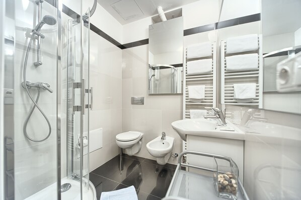 Doccia, asciugacapelli, bidet, asciugamani
