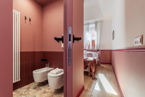 Een douche, een haardroger, een bidet, handdoeken