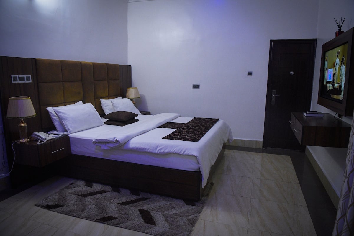Business Room, 1 Bedroom | 1 bedroom, individually decorated, individually furnished, free WiFi