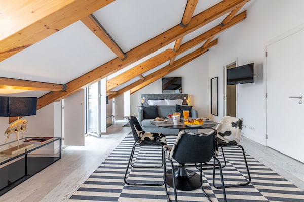 Studio Deluxe | Coin séjour | Télévision à écran plat de 32 pouces avec chaßnes par satellite