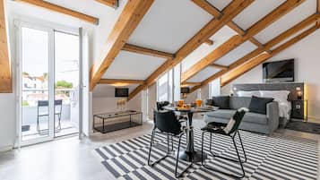 Deluxe-studiolejlighed | Pengeskab på værelset, individuelt design, individuel indretning