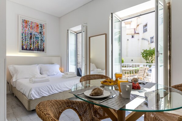 Estudio Deluxe | Caja de seguridad en la habitación y decoración personalizada