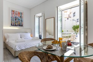 Deluxe Studio | In-room safe, individually decorated, individually furnished