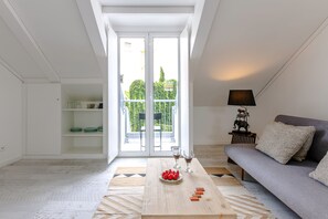 Departamento exclusivo | Área de sala de estar | Televisión de pantalla plana de 32 pulgadas con canales vía satélite