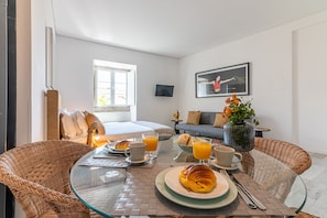 Design Studio, 1 Queen Bed, Air conditioning | Living area | 32-inch flat-screen TV with satellite channels