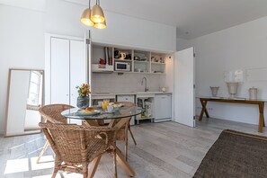 Familjelägenhet - 1 queensize-säng med bäddsoffa - luftkonditionering | Vardagsrum | 32-tums platt-tv med satellitkanaler