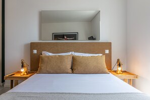 Studio Desain, 1 Tempat Tidur Queen, AC | Brankas dan didekorasi berbeda-beda