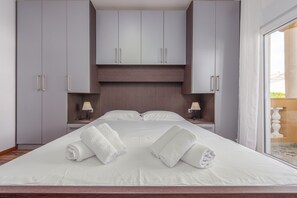 3 slaapkamers, een strijkplank/strijkijzer, gratis wifi, beddengoed