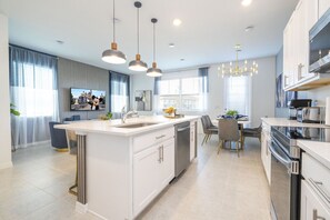 Køleskab, mikrobølgeovn, ovn, kogeplade