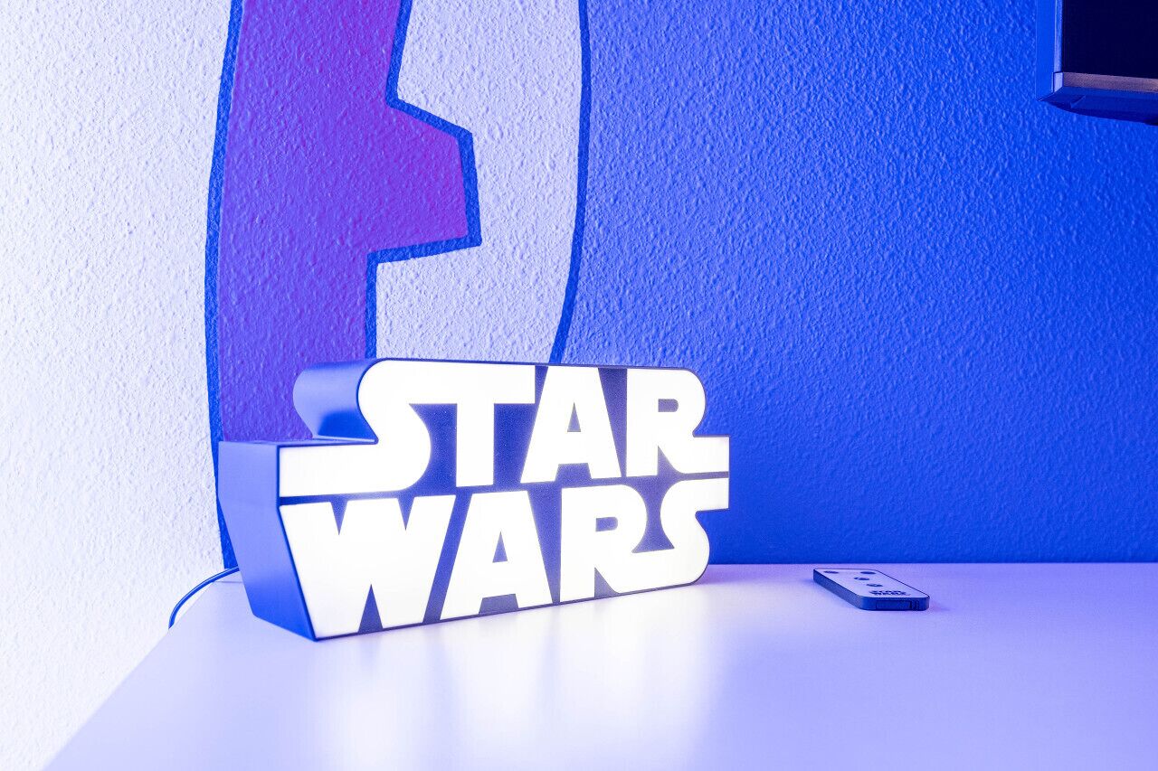 Une boîte lumineuse sur le thème de Star Wars, posée sur une surface blanche, avec un mur bleu en arrière-plan.
