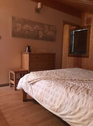 2 chambres, fer et planche à repasser, lit parapluie, Wi-Fi gratuit