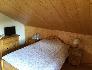 2 bedrooms, iron/ironing board, travel cot, free WiFi
