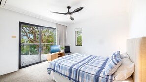 2 bedrooms, iron/ironing board, free WiFi - Paradiso, 4,4 Laman St - Unit with aircon, wi-fi, pool and in the heart of town, water views (Nelson Bay)
