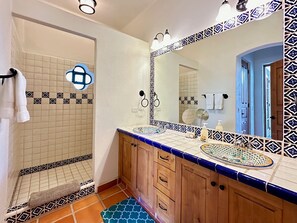 淋浴设施、吹风机、毛巾