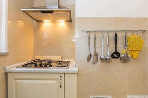 Réfrigérateur, micro-ondes, plaque de cuisson, cafetière/bouilloire