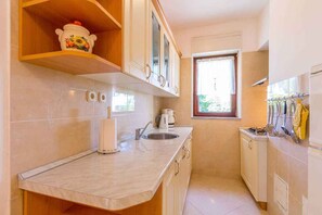 Kühlschrank, Mikrowelle, Herdplatte, Kochgeschirr/Geschirr/Besteck