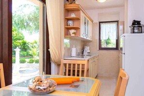 Réfrigérateur, micro-ondes, plaque de cuisson, cafetière/bouilloire