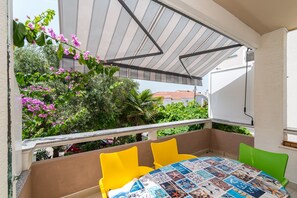 Apartment, 2 Bedrooms, Balcony, Garden View | Outdoor dining