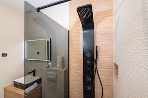Appartement, 2 chambres, balcon, vue sur le jardin | Salle de bain