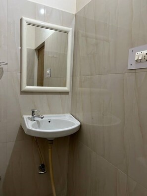 Douche, serviettes fournies, savon, shampooing