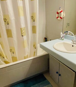 Sèche-cheveux, serviettes fournies, papier toilette