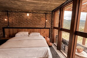 Grand Studio Suite, 1 King Bed, Hot Tub, Mountain View | Egyptian cotton sheets, premium bedding, Select Comfort beds, minibar - Monte Sião Château (Urubici)