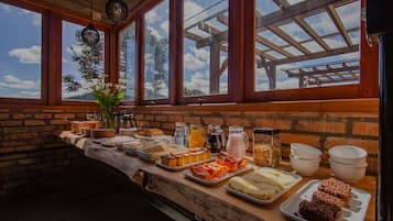 Café da manhã com buffet grátis todos os dias