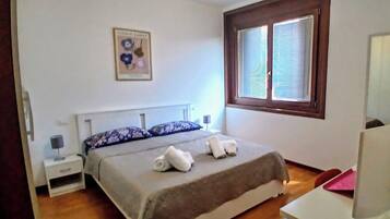 1 habitación, escritorio, tabla de planchar con plancha y wifi gratis