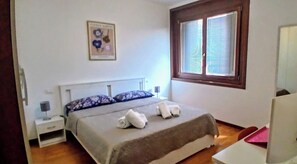 1 chambre, bureau, fer et planche à repasser, Wi-Fi gratuit