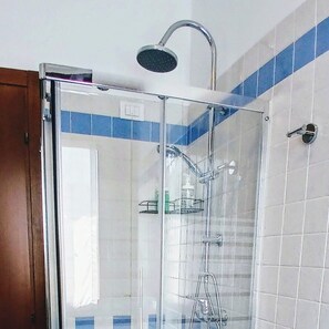 Shower, free toiletries, hair dryer, bidet