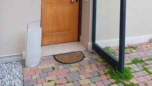 A wooden door with a black frame and a small window above it. - Mi casa es tu casa PN.Free Parking. Great location. (Pordenone)