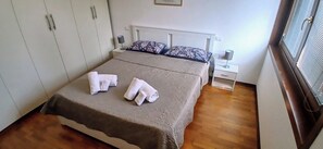 1 chambre, bureau, fer et planche à repasser, accès au Wi-Fi (inclus)