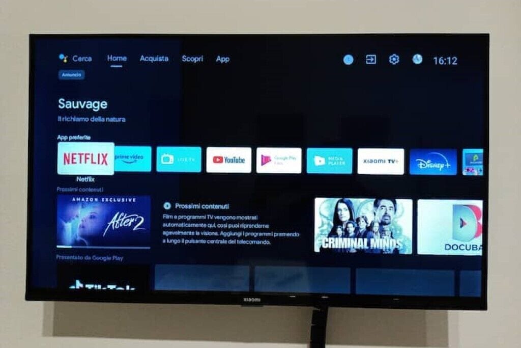 Un écran de télévision affichant l’interface d’un service de diffusion en continu, avec différentes icônes d’applications et des suggestions de contenu.
