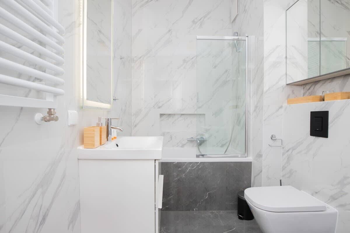 Douche, sèche-cheveux, shampoing